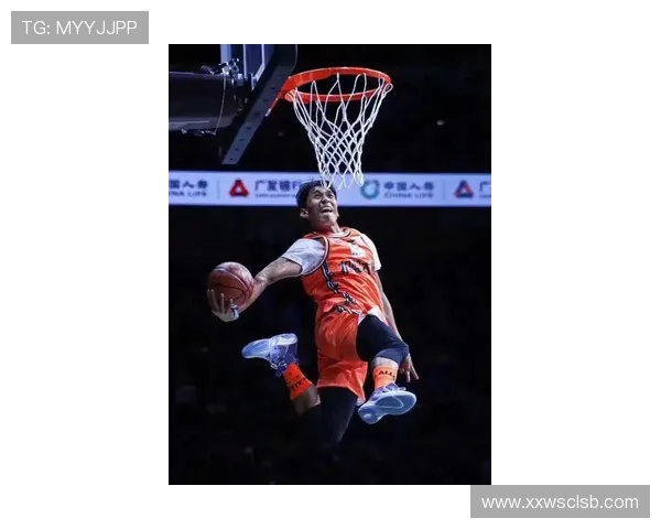 草根张鼎言飞跃徐昕扣篮封王赛 草根张鼎言飞跃徐昕扣篮封王赛